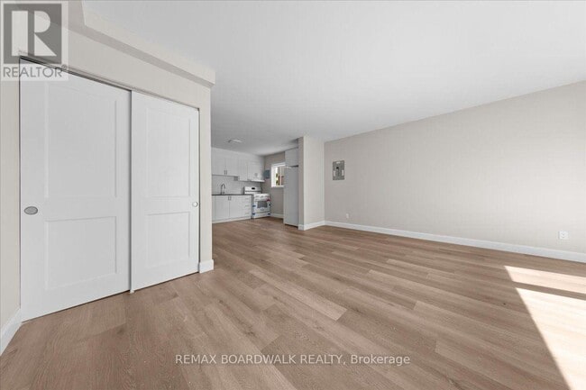 Building Photo - 999 Meadowlands Dr E
