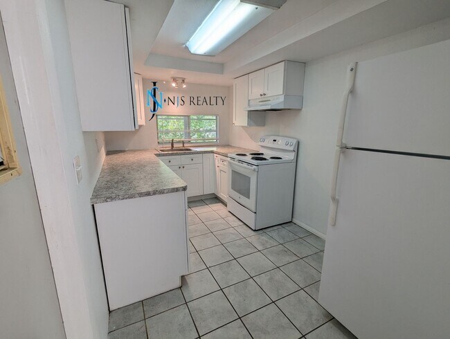 Foto del edificio - Recently renovated 2/2/1 1300 Sq. Ft. Fres...