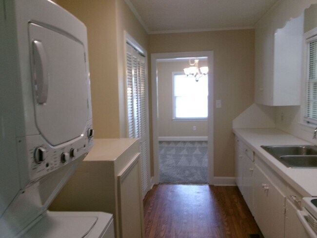 Foto del edificio - 3 bedroom, 1 bath home conveniently locate...