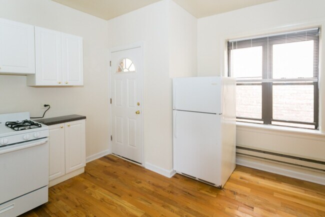 Foto del edificio - 3727 N Pine Grove Ave