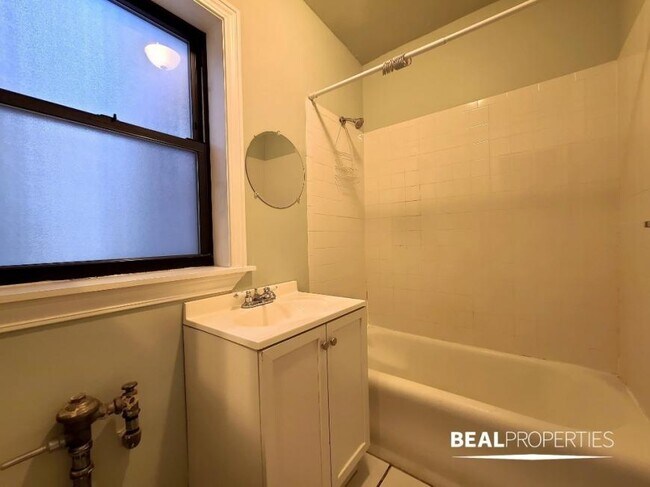 Foto del edificio - 0 bedroom in CHICAGO IL 60610