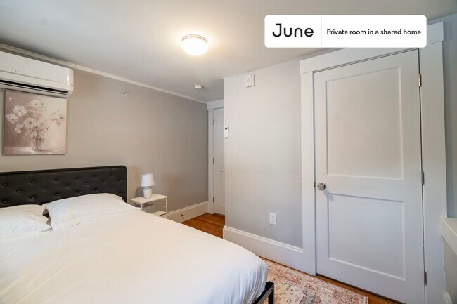 Foto del edificio - Private bedroom in 4 bed/2 bath Home