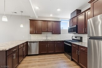 Building Photo - 18 N Union Ave