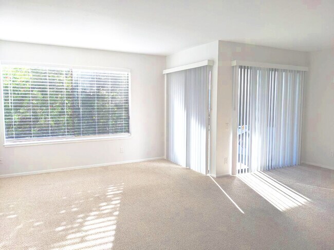 Building Photo - 3335 La Mesa Dr