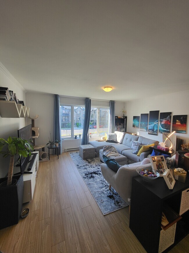 Building Photo - 3750 Boul Le Carrefour