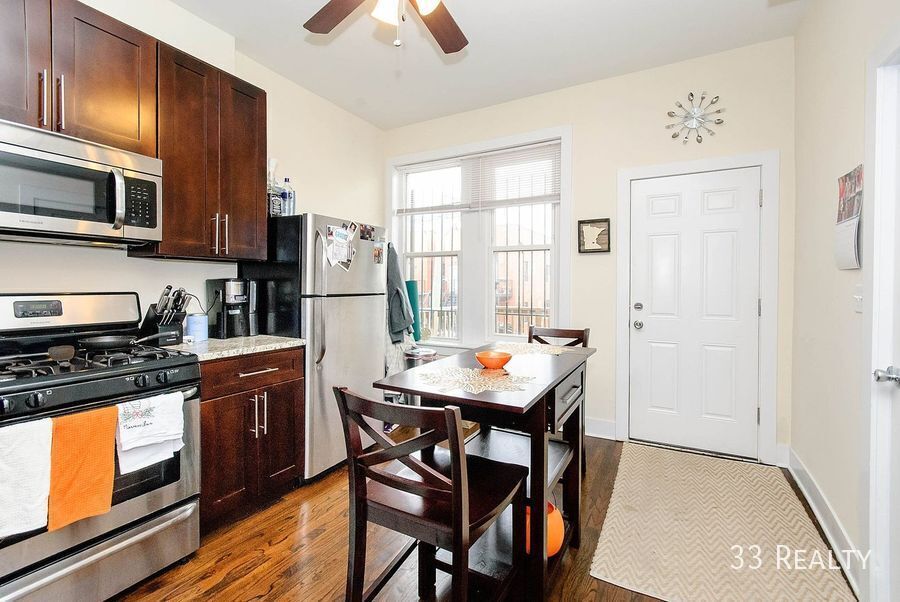Primary Photo - 2110 W Division-3R