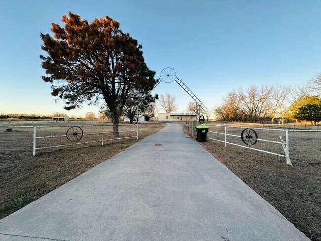 Foto del edificio - Charming 2-bedroom, 2-bath rental home located in Lexington on 2.28 acres