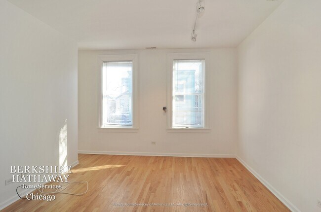 Building Photo - 1710 N Fern Court