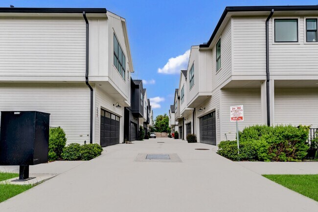 Foto del edificio - 2721 Oakwood Crst Ln