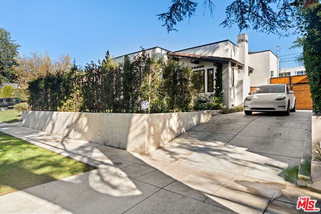 Foto del edificio - 358 N Bronson Ave