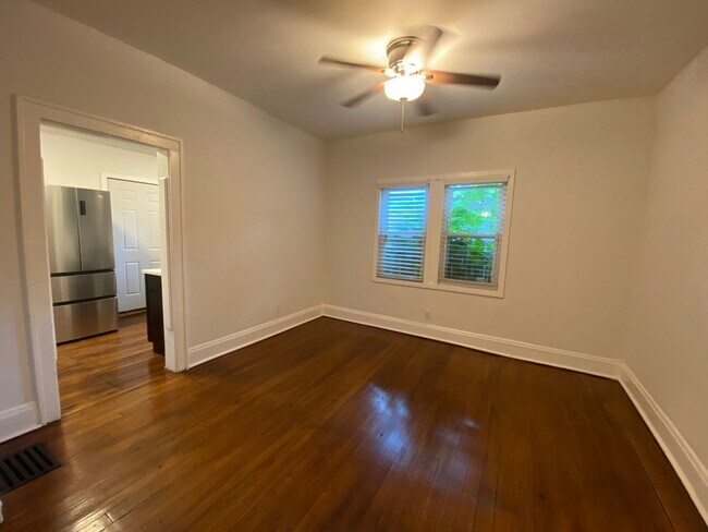 Foto del edificio - 165 E Tompkins St