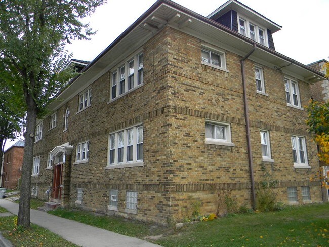 Foto del edificio - 3069-3073 N Sherman Blvd