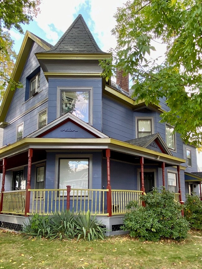 Exterior de una casa victoriana de tres familias - 16 Eames St