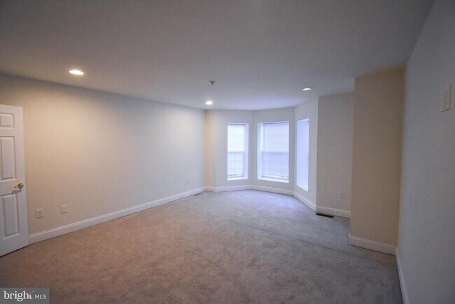 Building Photo - 13 S St NE