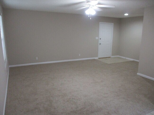 Foto del edificio - 803 W Island Square Dr
