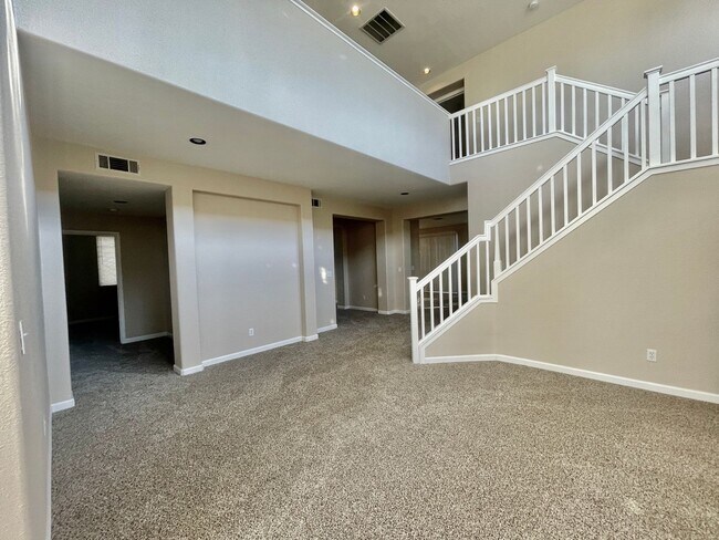 Building Photo - 5 Bed, 4 bath home ready to go ! OCCUPIED ...