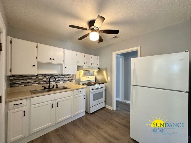 Building Photo - Charming 3-Bedroom Home Near Gardners Beach!