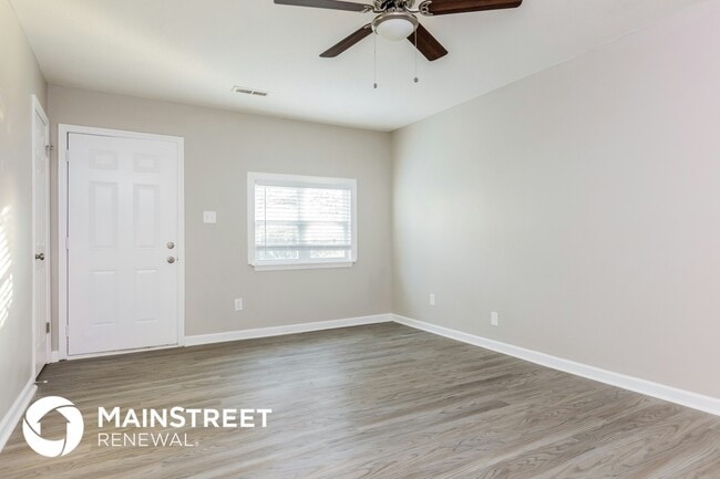 Building Photo - 405 Pineland Ave