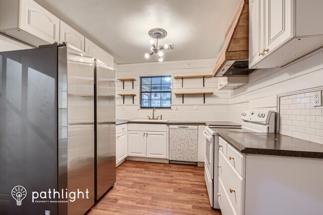 Building Photo - 704 W Jefferson Street, Waxahachie, TX, 75165