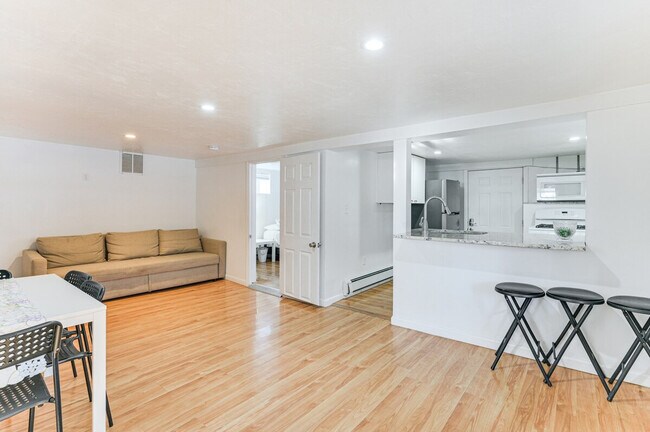 Foto del edificio - 815 Donata Rd