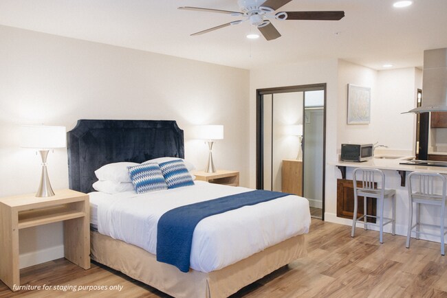 Muebles solo para fines de puesta en escena - 2525 Ashland St