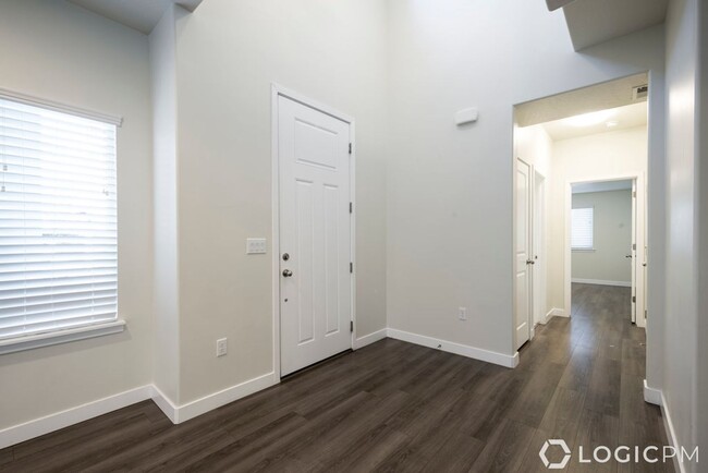 Building Photo - Stunning Row-End Townhome In Excellent Loc...