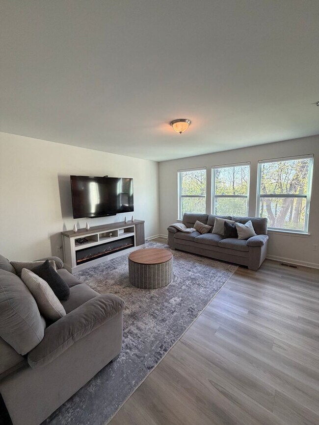Foto del edificio - Beautiful and serene water view home in a secluded neighborhood!  2nd floor laundry!