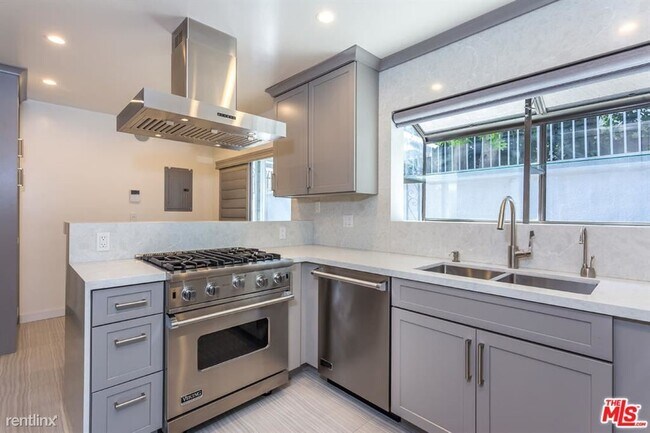 Building Photo - 3 br, 1.5 bath Condo - 1305 N Flores St Apt 6