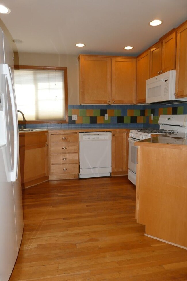 Building Photo - 3 Bedroom, 2.5 Bathroom Ballard Townhouse ...
