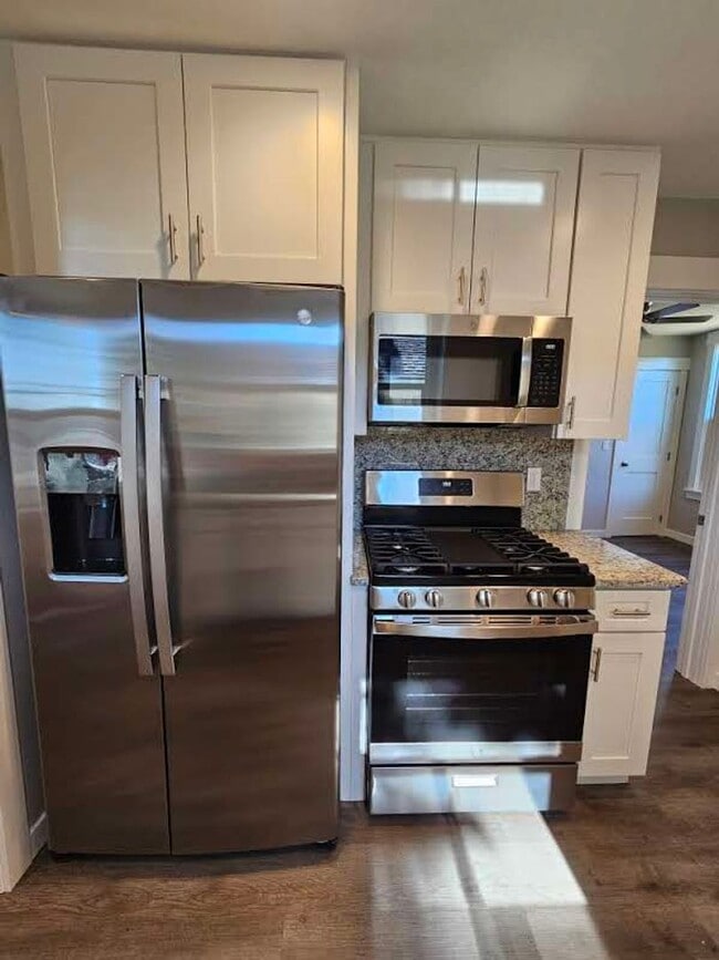 Building Photo - 3 Bedroom Fully Remodeled Home in Downtown...