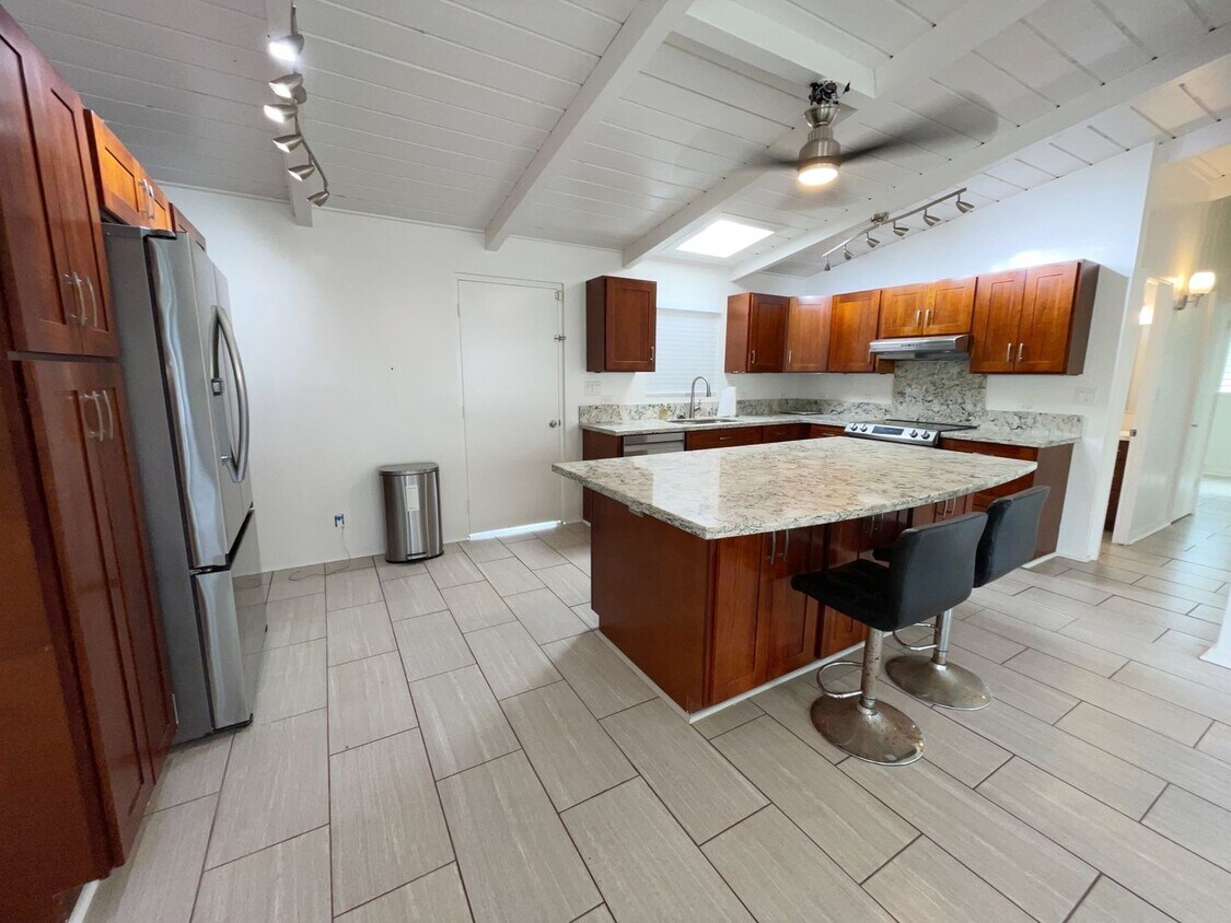 Primary Photo - Pacific Palisades - 4 bed, 1.5 bath Single...