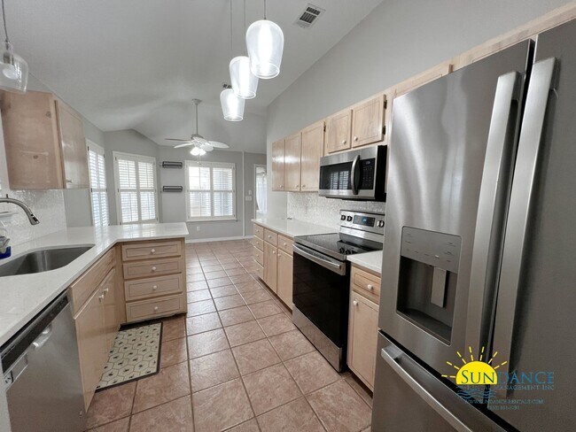 Foto del edificio - Sought after Stunning 3 Bedroom Home in Shalimar!