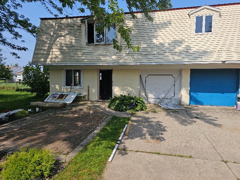 Primary Photo - 19 Lloyd Dr