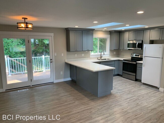 Foto del edificio - 5 br, 3 bath House - 5102-79th Ave W