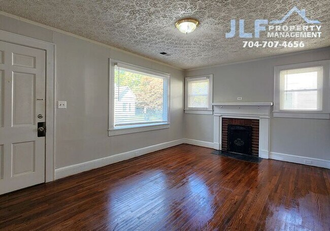 Building Photo - Charming 2Bed /1 Bath Home in Convenient C...