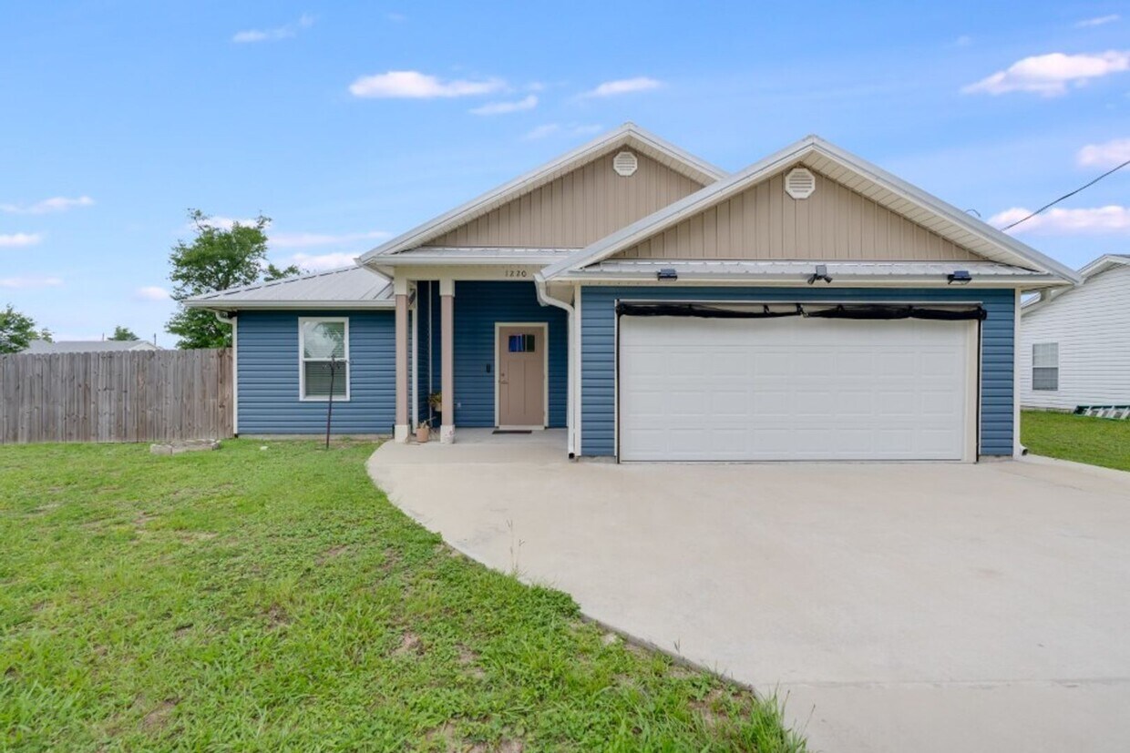 Primary Photo - Lynn Haven! 4 Bedroom 2 bath Home w/Work Shop on Large Corner Lot!