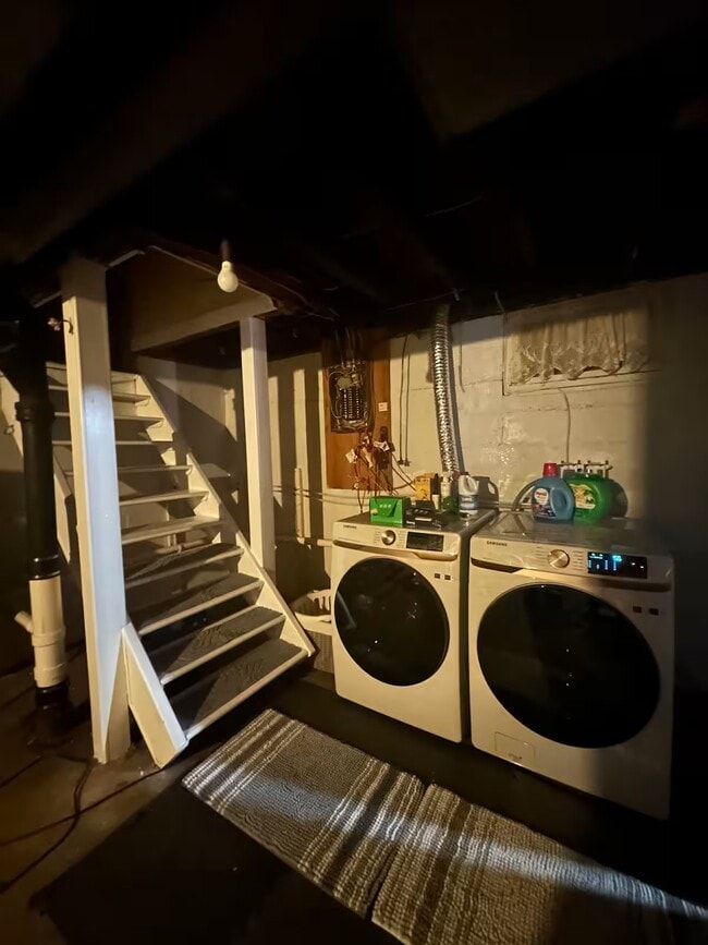 Building Photo - 211 S Oak St