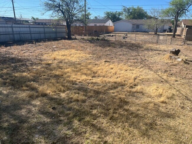 Building Photo - CALL FOR MOVE IN SPECIAL!!! Room for Everyone! Charming 4-Bed 1.5 Bath