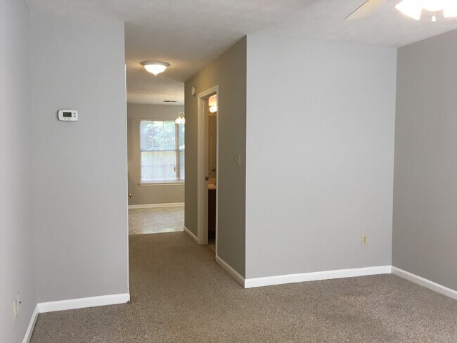 Foto del edificio - Lovely Townhouse! Fresh Paint, New Carpet, All Electric!  W/D Included, Privacy Fenced Backyard