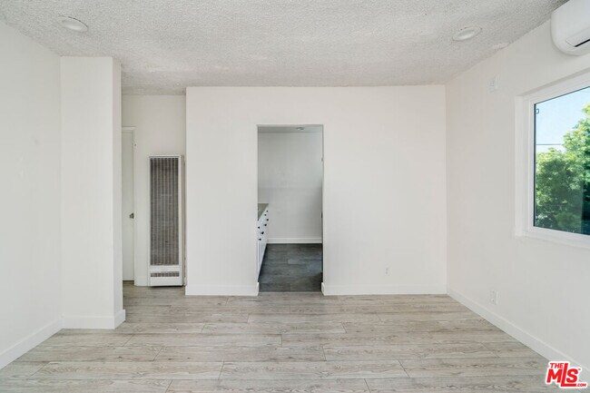 Foto del edificio - 2409 Harwood St