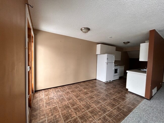 Building Photo - Olds Court 4813 54 St Olds