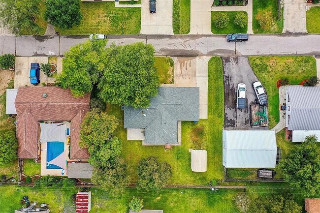 Building Photo - 8031 Bayside Dr