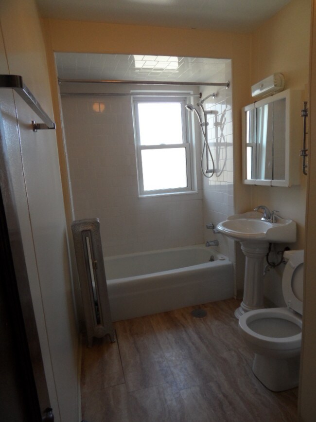 Building Photo - 1304 W Rosemont Ave