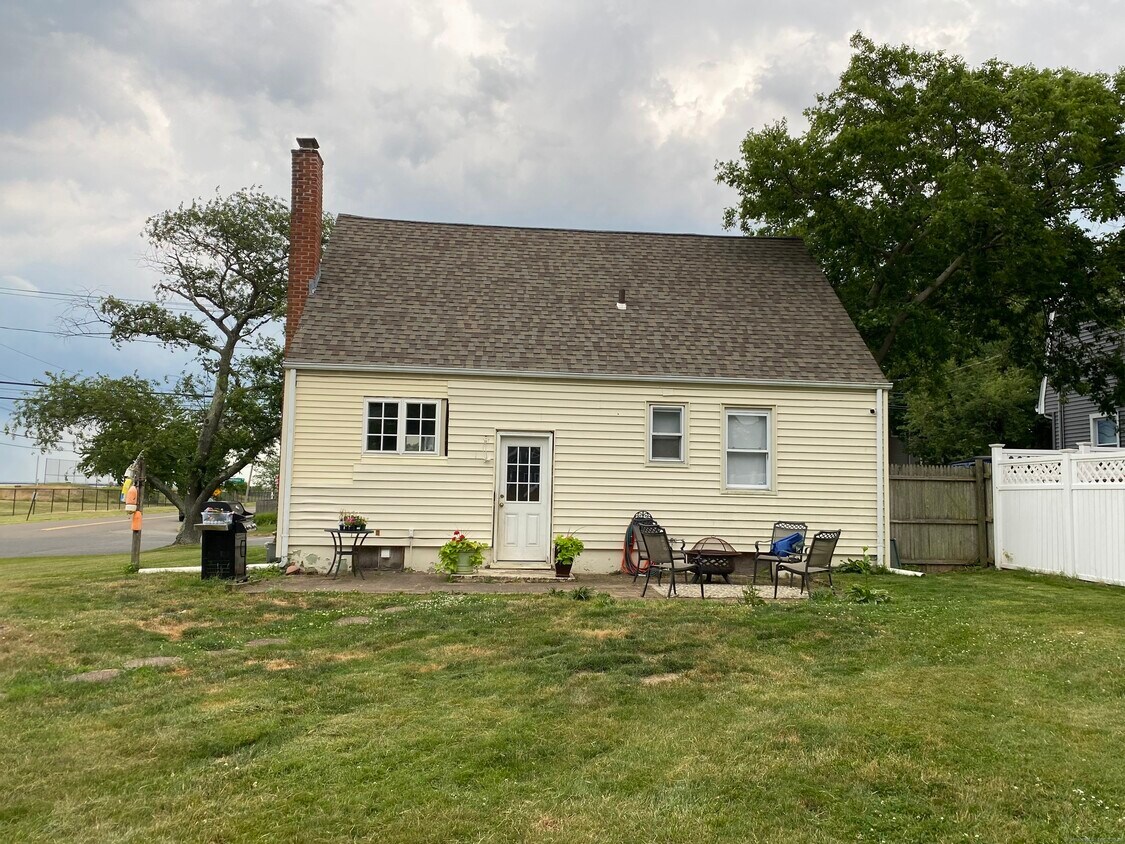 Building Photo - 265 Lighthouse Ave