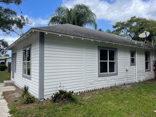 Building Photo - 808 Dayman Ave