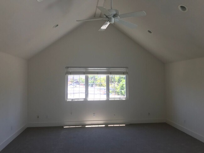 Building Photo - Coronado Village - Large 4bd/3bath Executi...