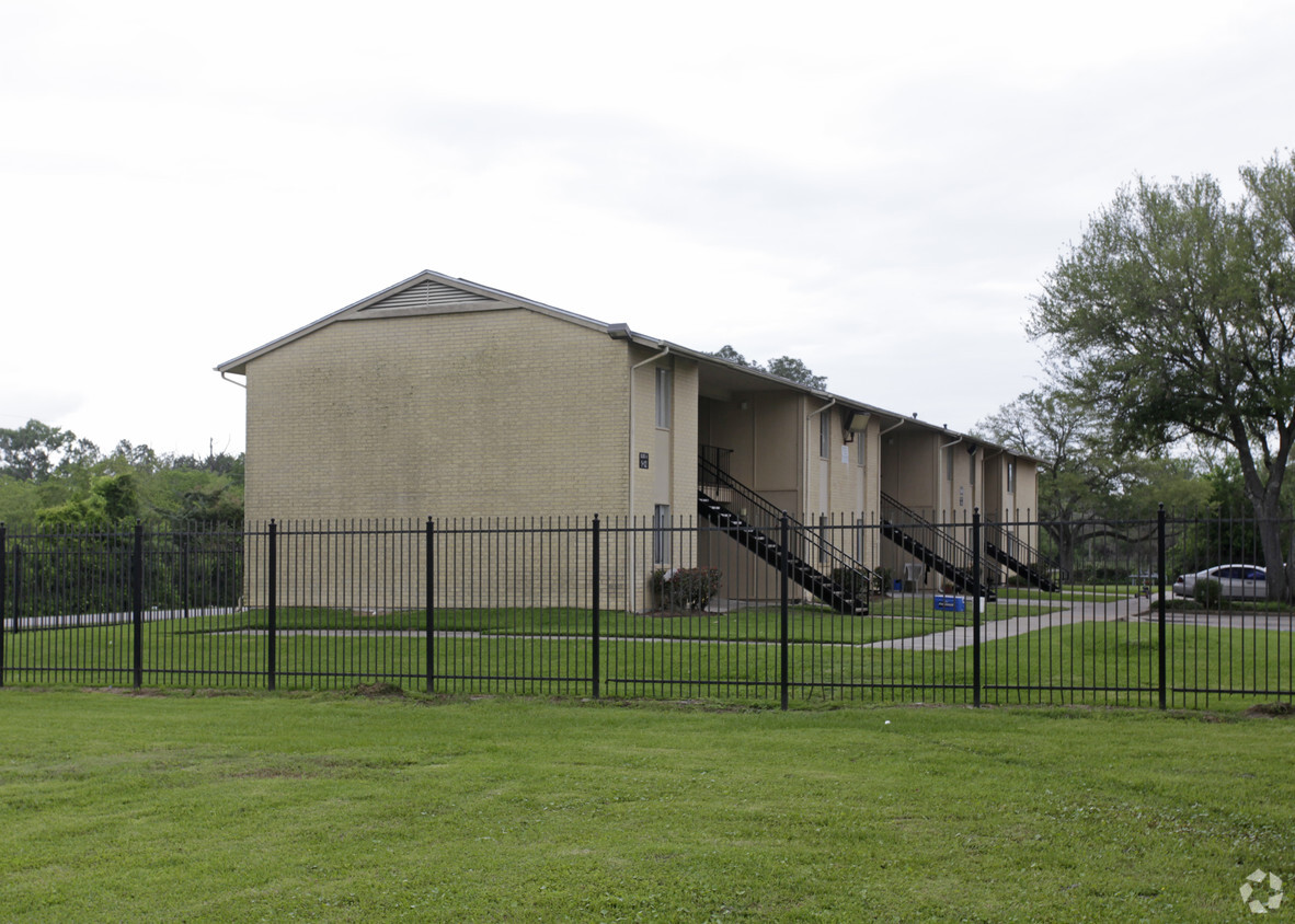 Building Photo - Summit at Independent Missionary