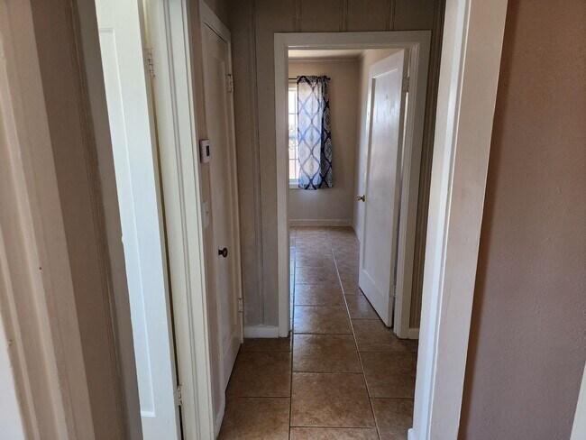 Building Photo - Must See! 2 bedroom, 1 bath home.