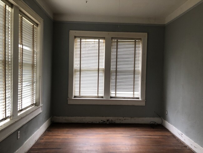 Building Photo - 118 W Cypress Ave
