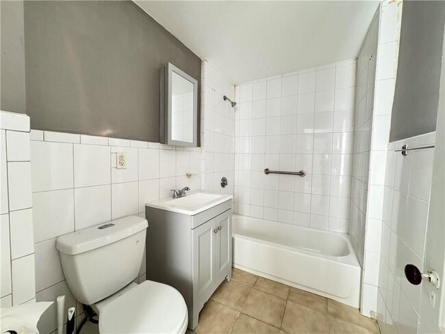 Building Photo - 910 Atwells Ave